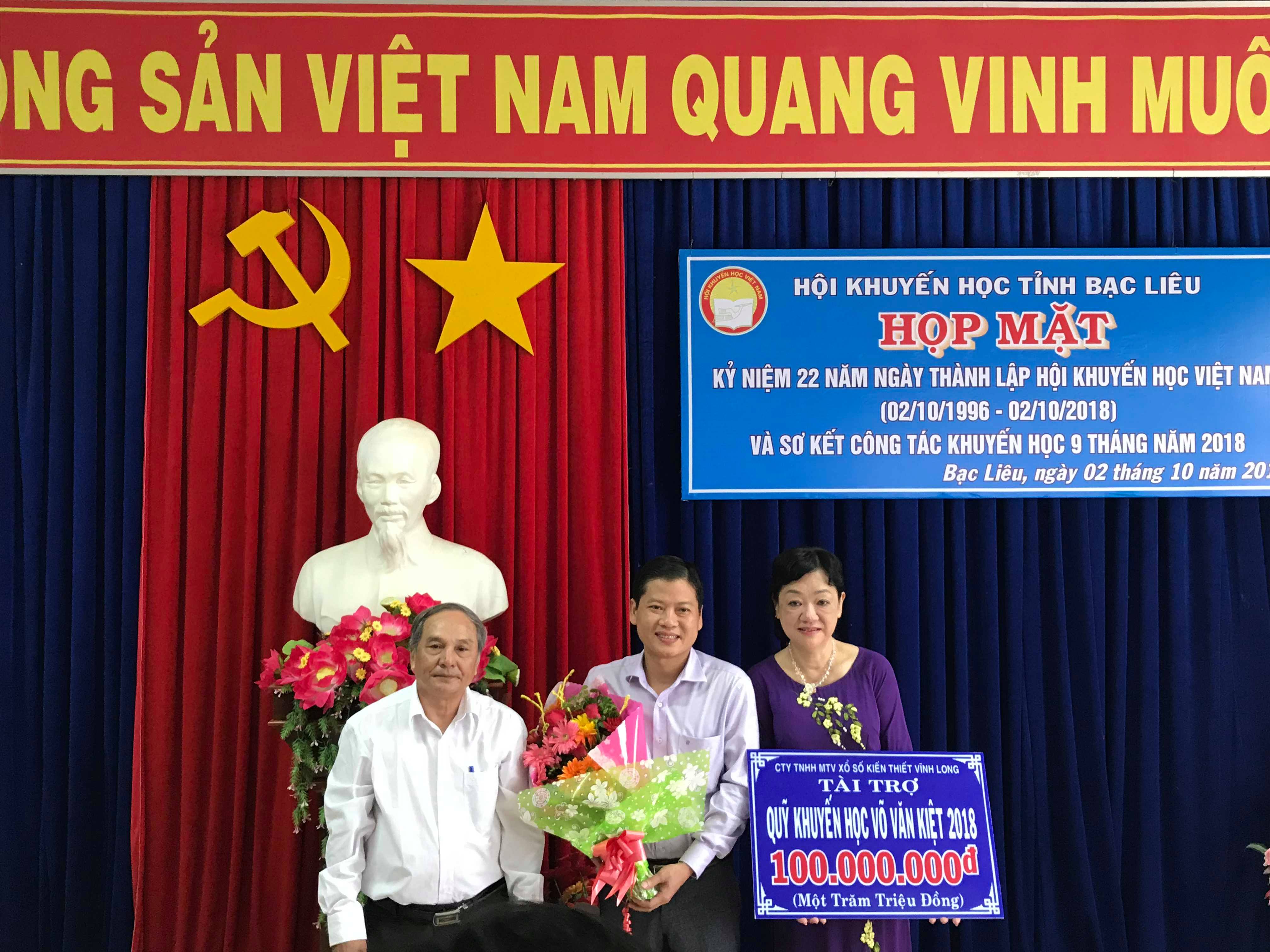 Công ty Xổ số Vĩnh Long trao quỹ khuyến học Võ Văn Kiệt 100 triệu đồng